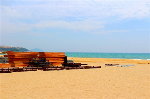 鸡蛋碰石头这是什么歌（鸡蛋碰石头下一句是什么?）